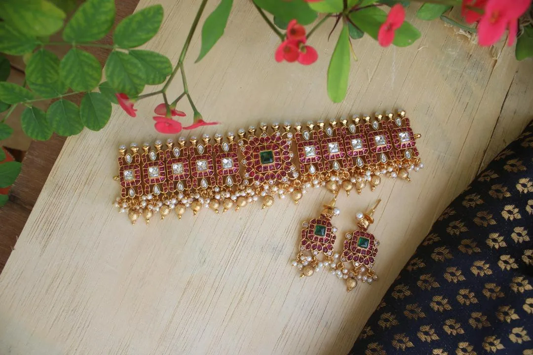 Green Bead & Kemp Stone Gold-Like High Neck Choker
